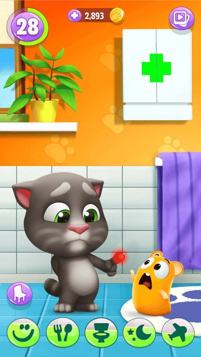 Talking Tom with a hurt finger and a concerned pet inside of My Talking Tom 2 game.