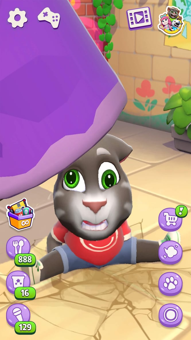 Talking Tom stomped by a dinosaur inside of Talking Tom Cat game.